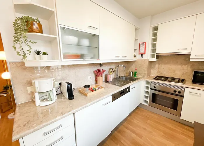 Stunning Luxury In Chiado 1br 리스본