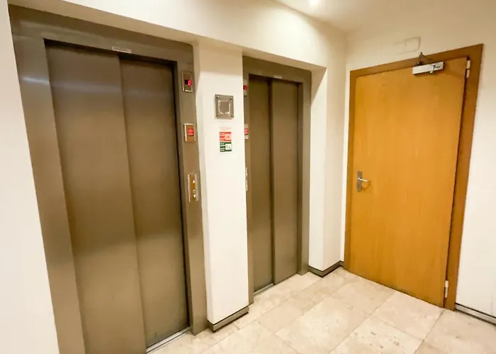 Stunning Luxury In Chiado 1br 리스본